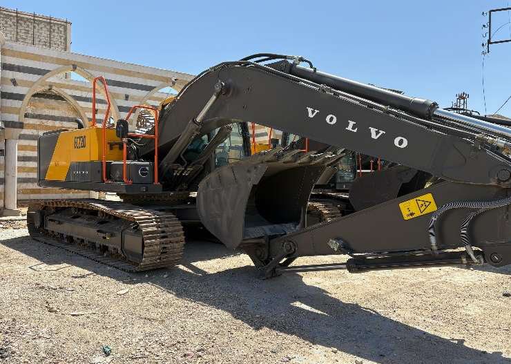 حفّار Volvo EC220 في موقع عمل في سورية